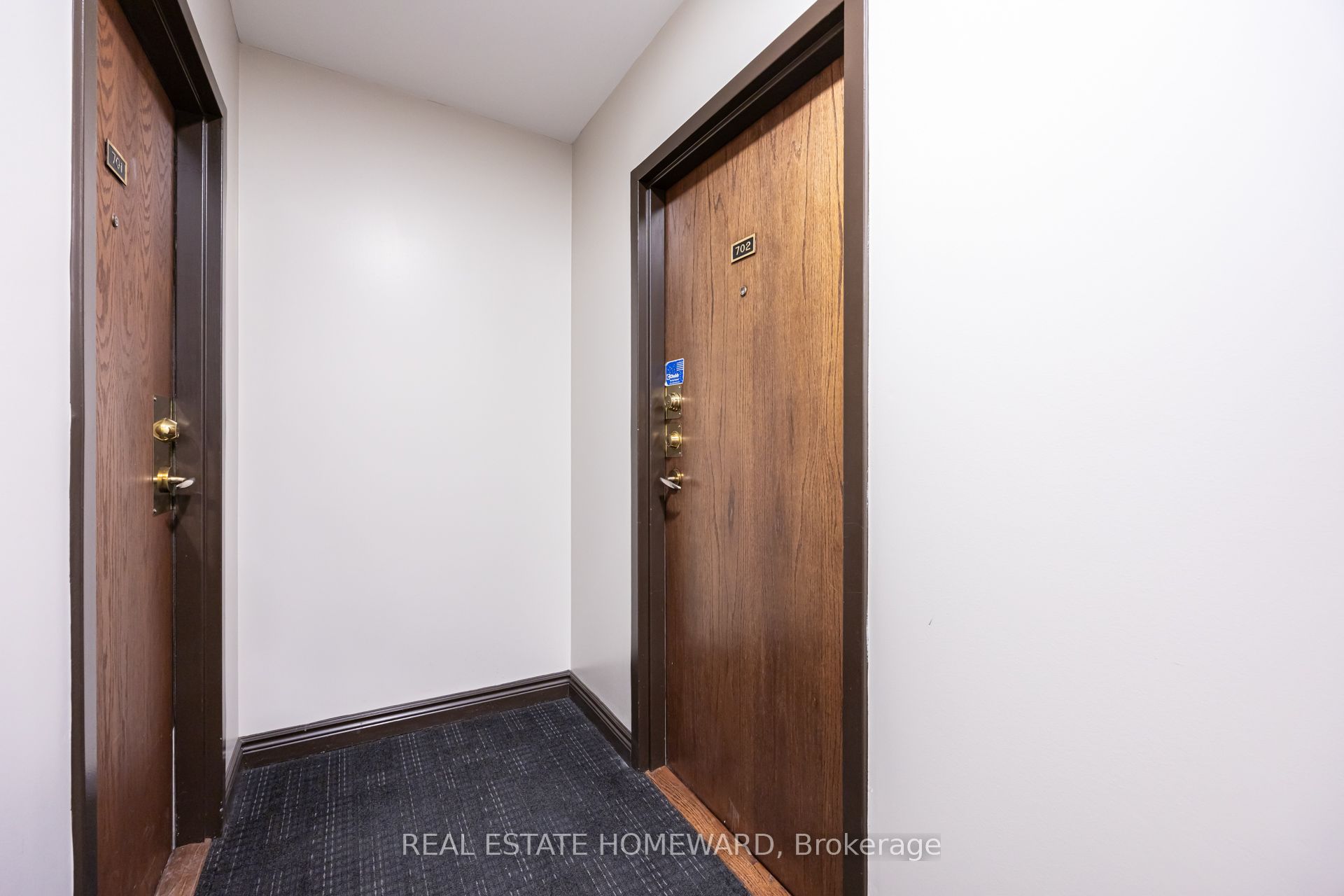 135 Maitland Street 702