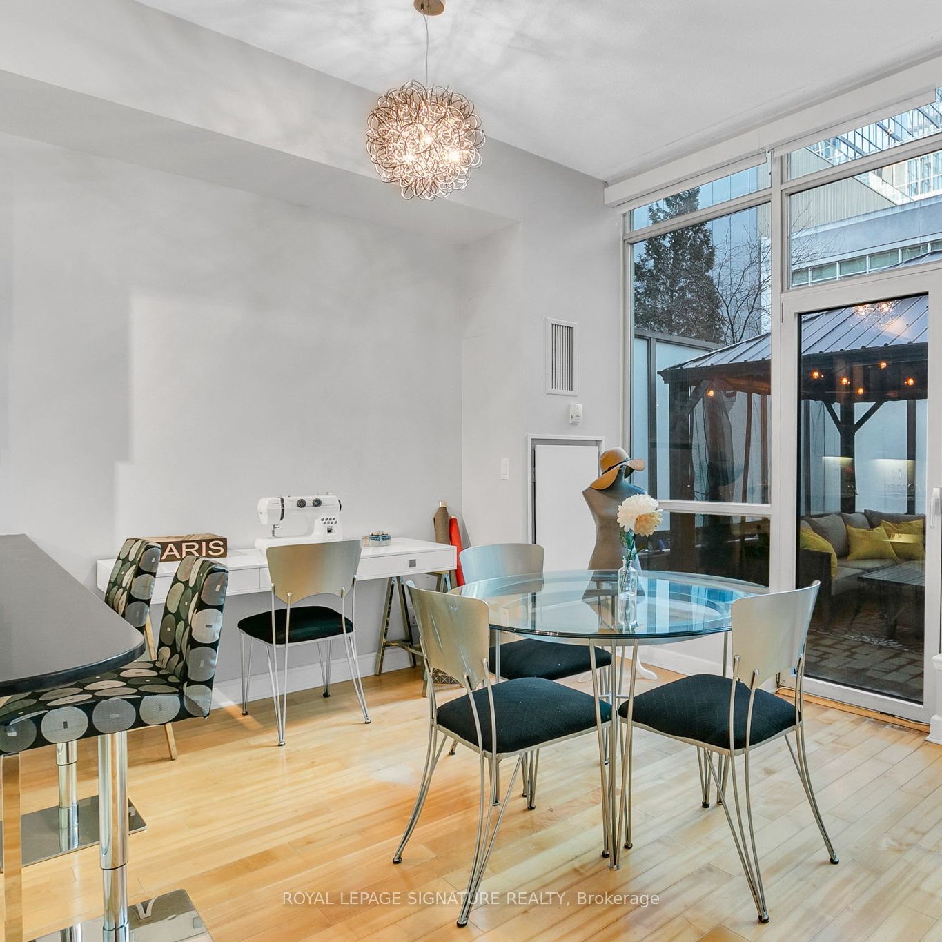 350 Wellington Street W G25