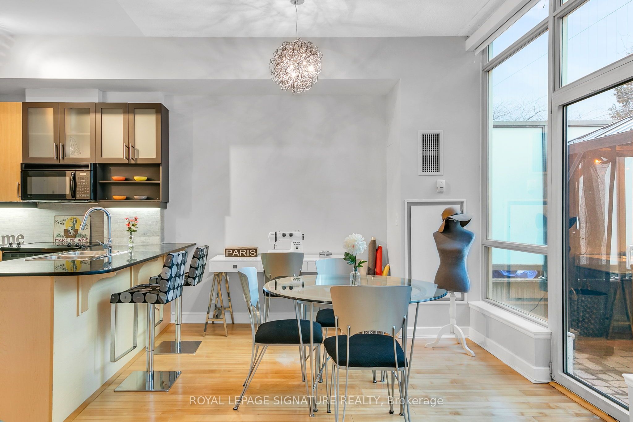 350 Wellington Street W G25