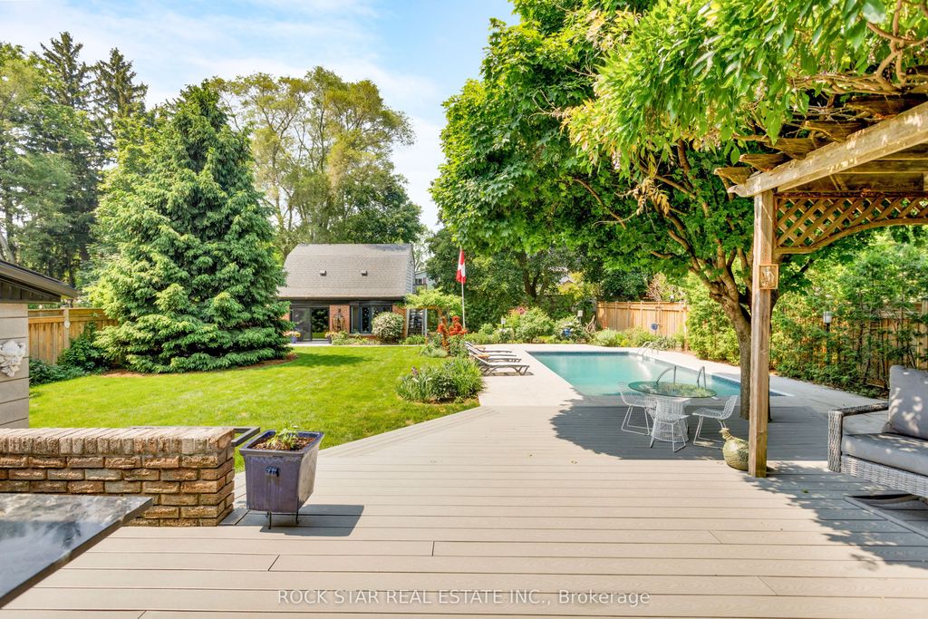 Photo of 946 Glenwood Avenue, Burlington, ON L7T 2K2 (MLS # W13004990)