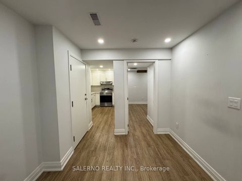 84 Venice Gate Drive Lower Vaughan ON L4H 0E7