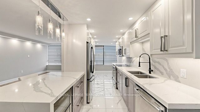7440 Bathurst Street 512