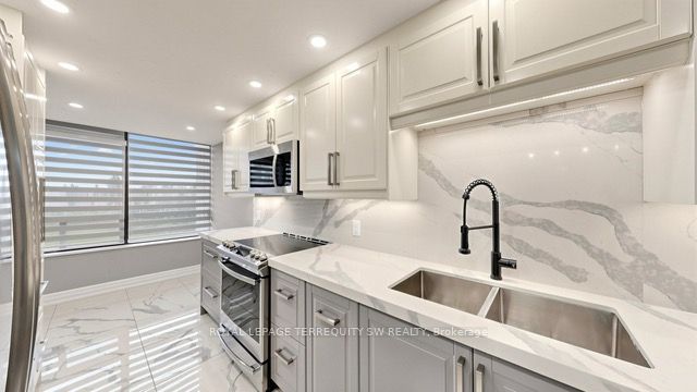 7440 Bathurst Street 512