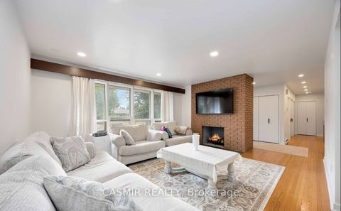 31 Orlon Crescent Richmond Hill ON L4C 6S3