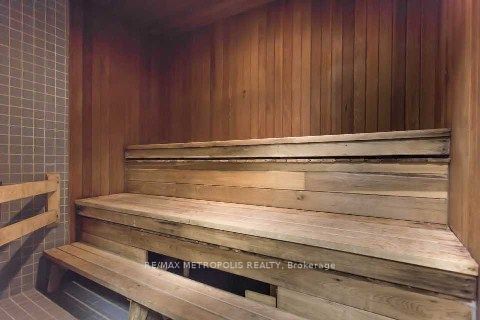 880 Dundas Street W Ph01