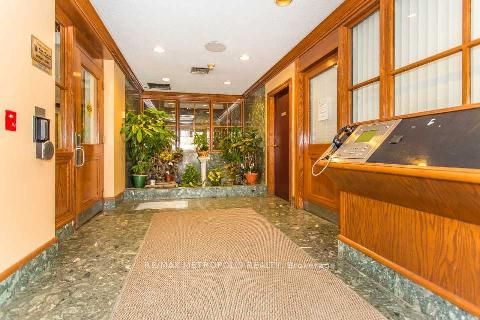 880 Dundas Street W Ph01