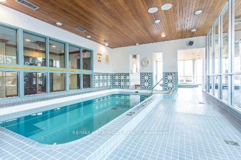 880 Dundas Street W Ph01