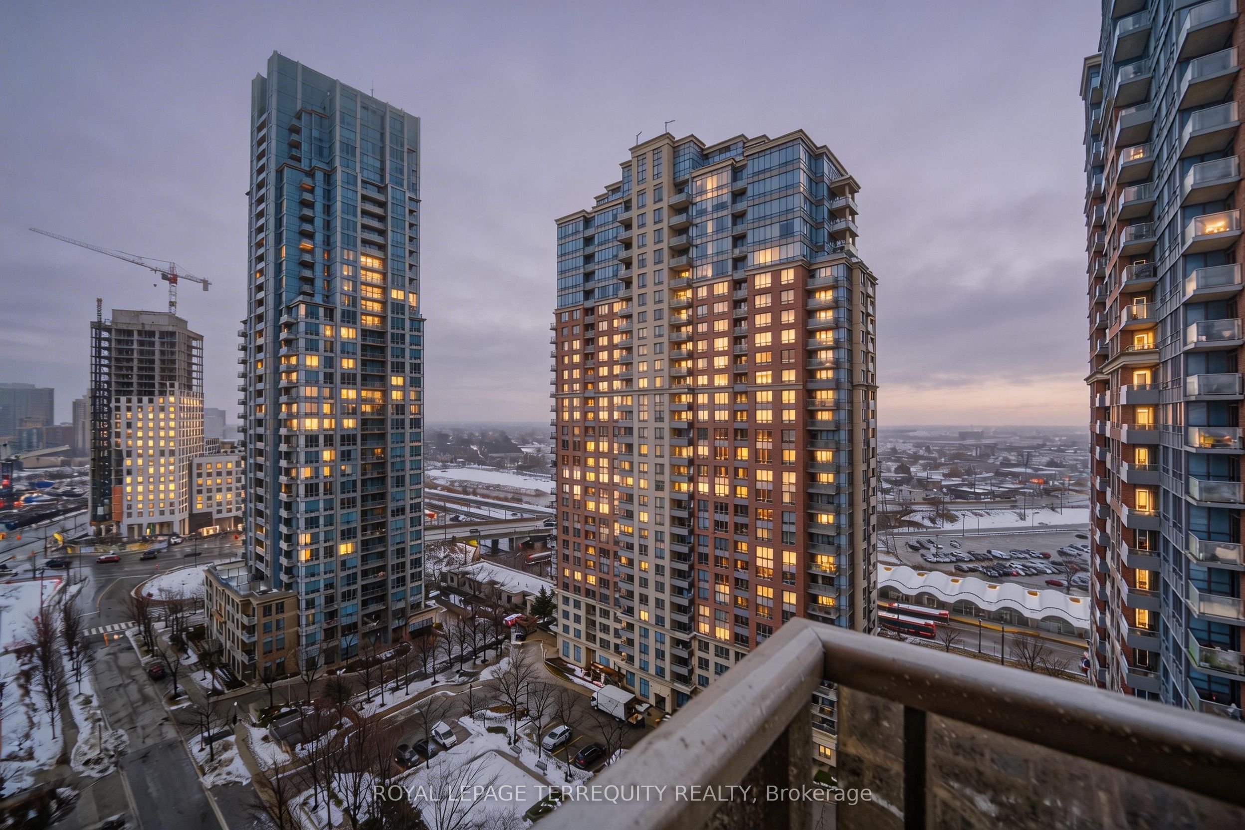 5233 Dundas Street W 1727