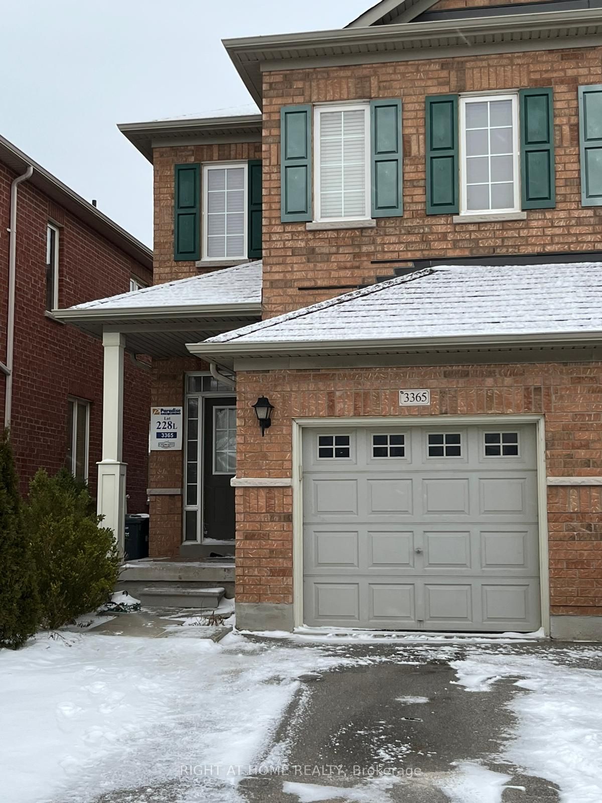 3365 Stoney Crescent Upper