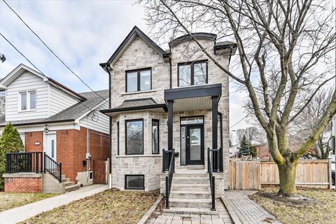 811 Cosburn Avenue Toronto ON M4C 2V9