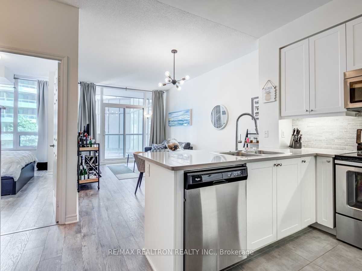 25 Lower Simcoe Street 305
