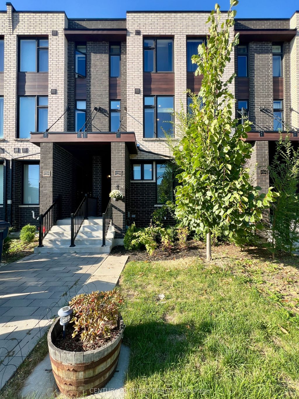 Photo of 1776 Lawrence Avenue W, Toronto, ON M6L 1C7 (MLS # W12442611)