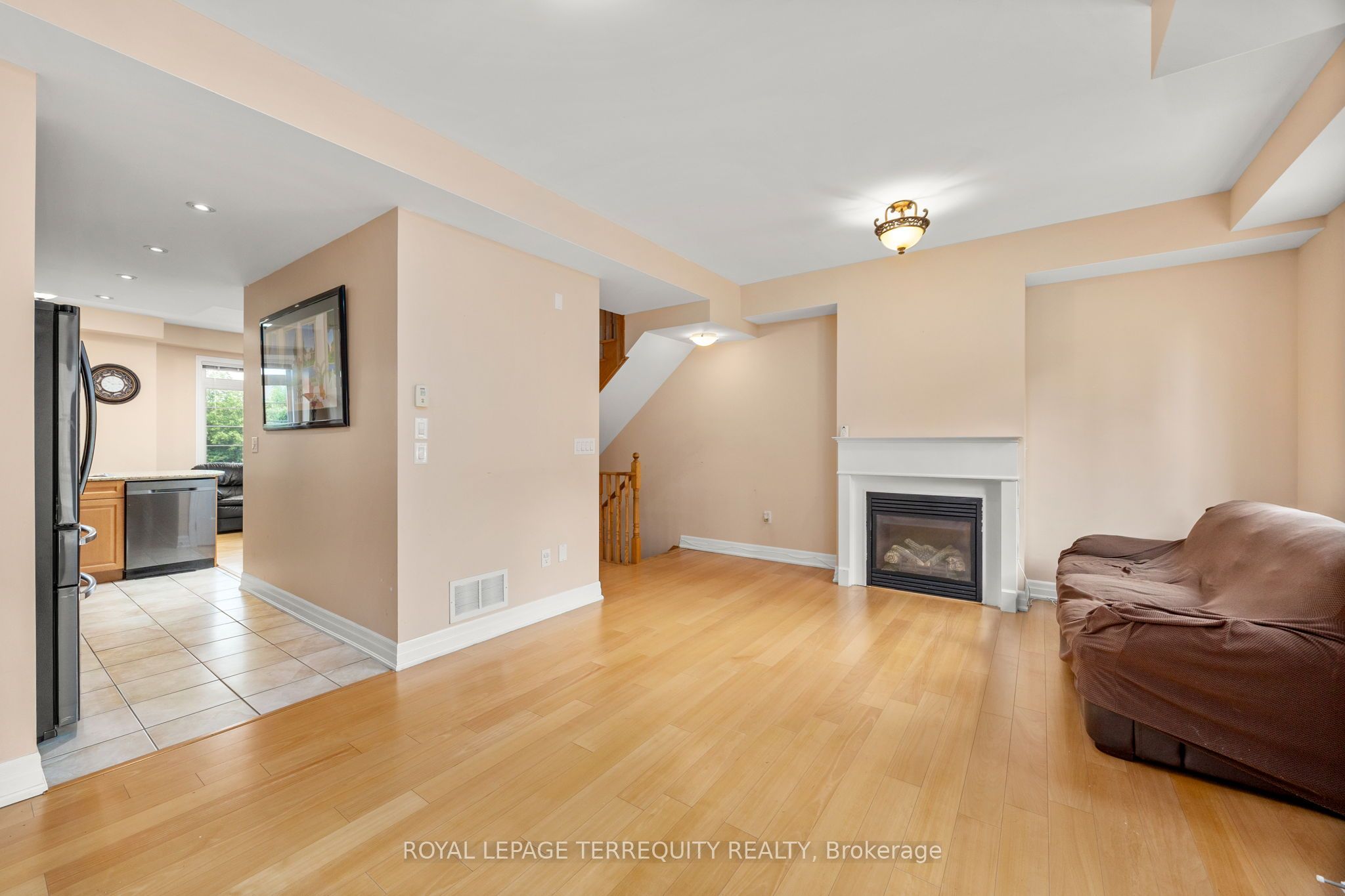 871 New Westminster Drive 25