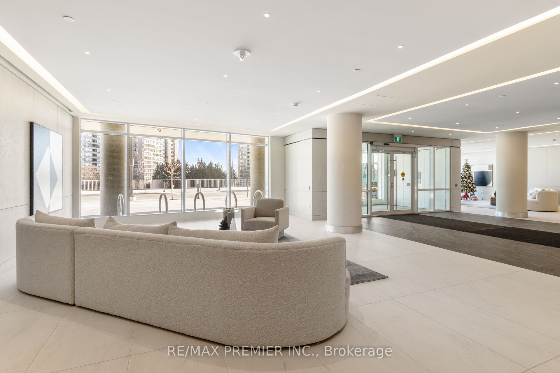 30 Upper Mall Way 909