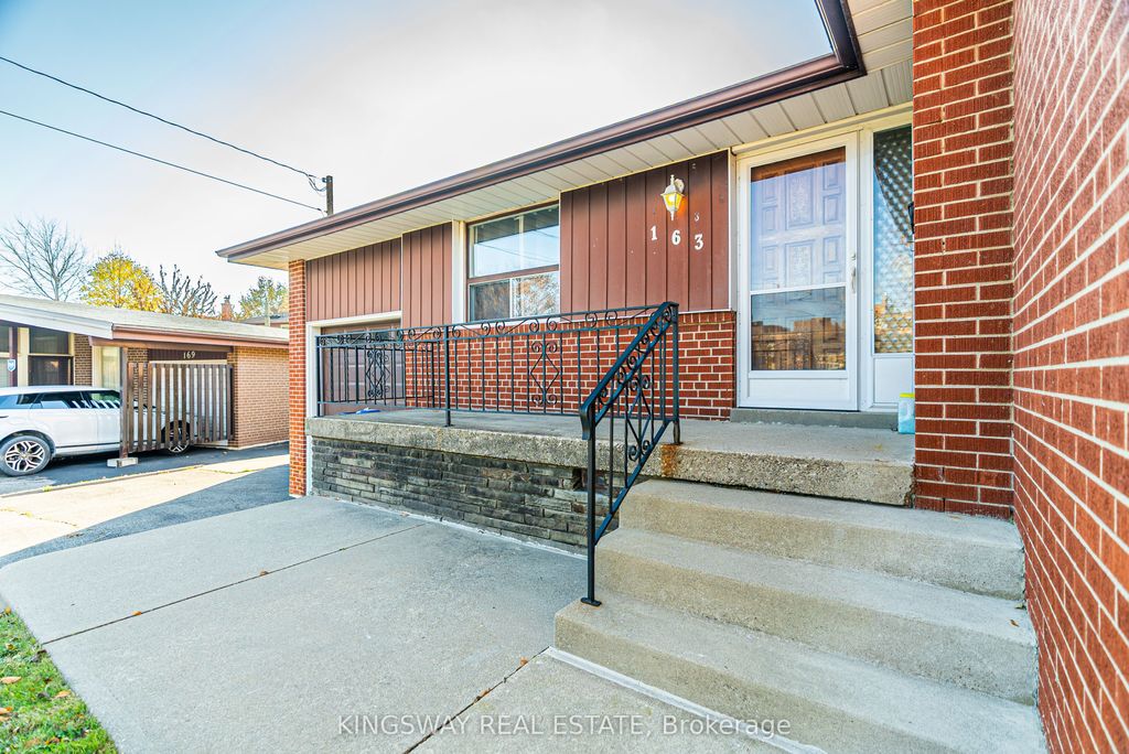 Photo of 163 Floradale Drive, Mississauga, ON L5B 1G2 (MLS # W12750544)