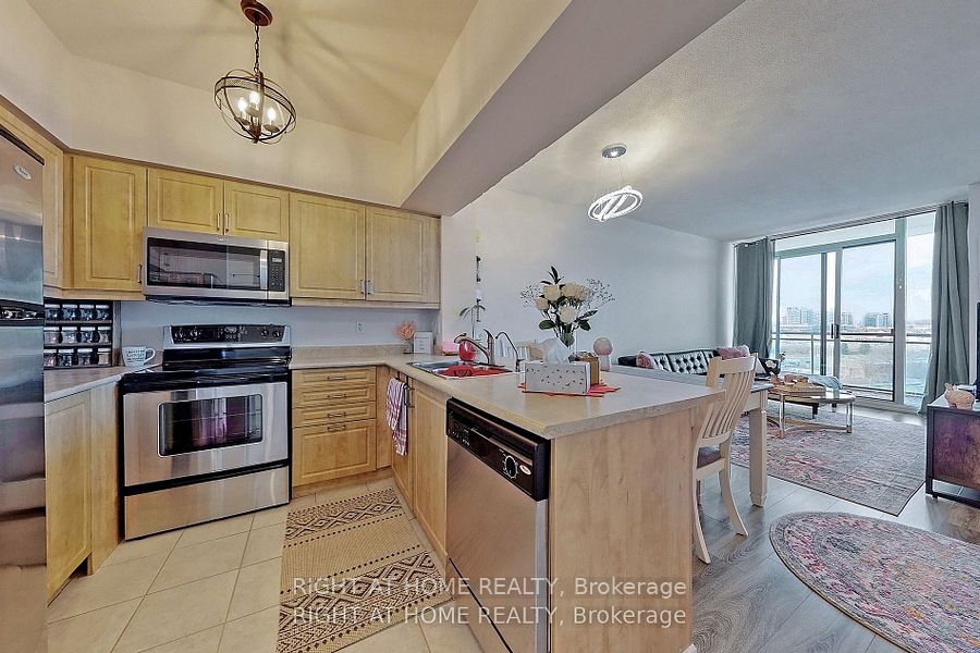 350 Red Maple Road 817