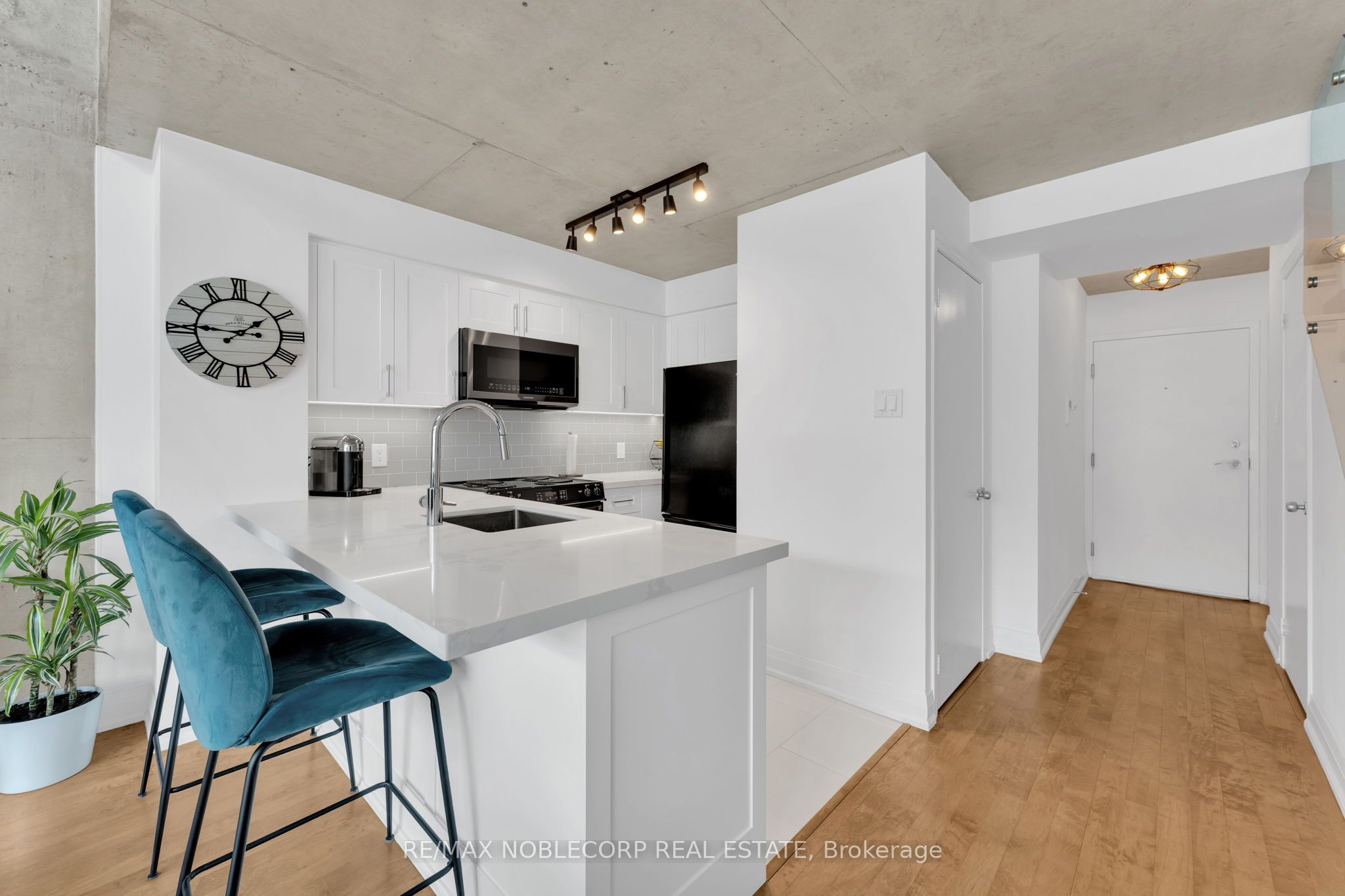 954 King Street W 323