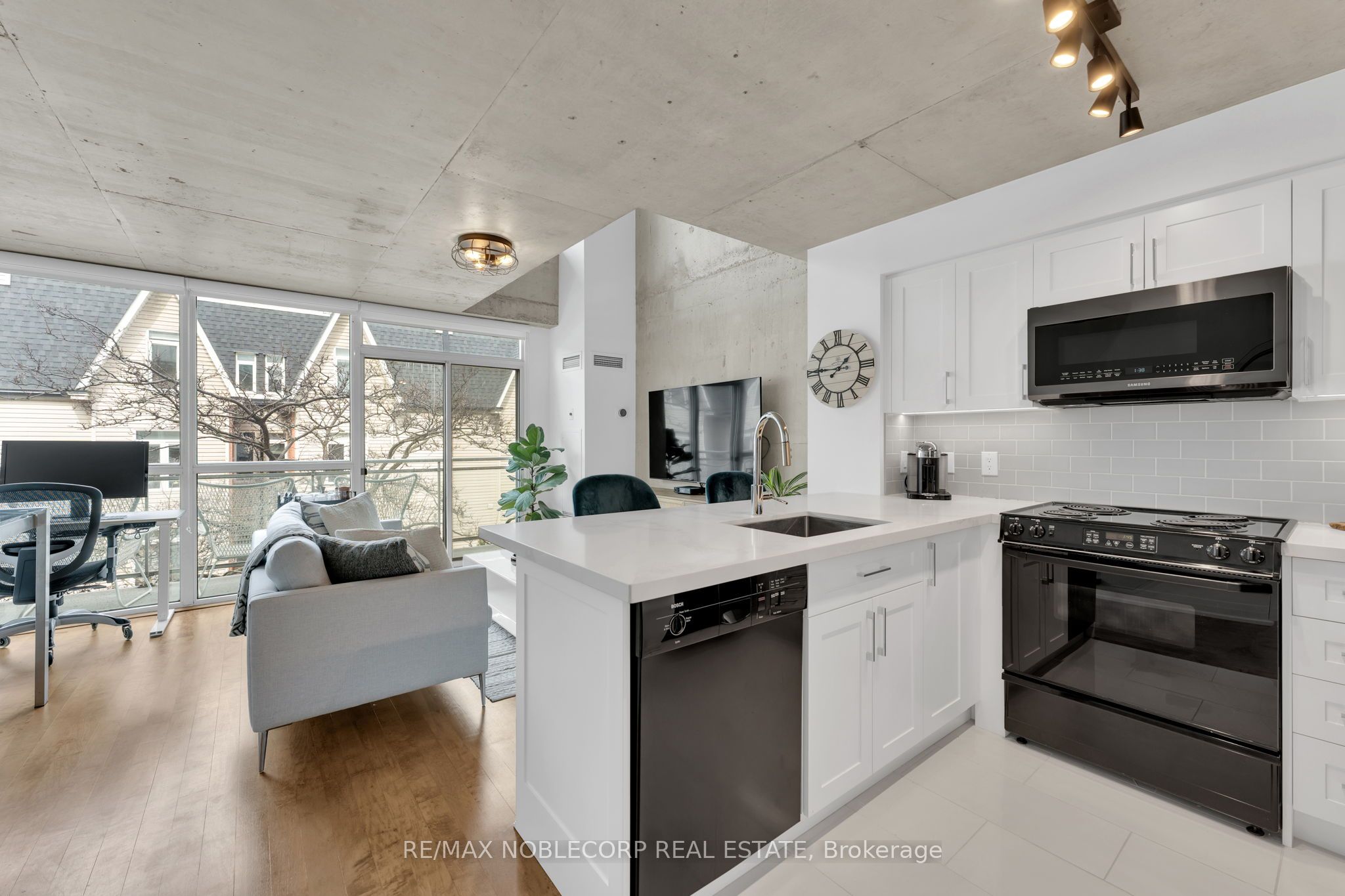 954 King Street W 323