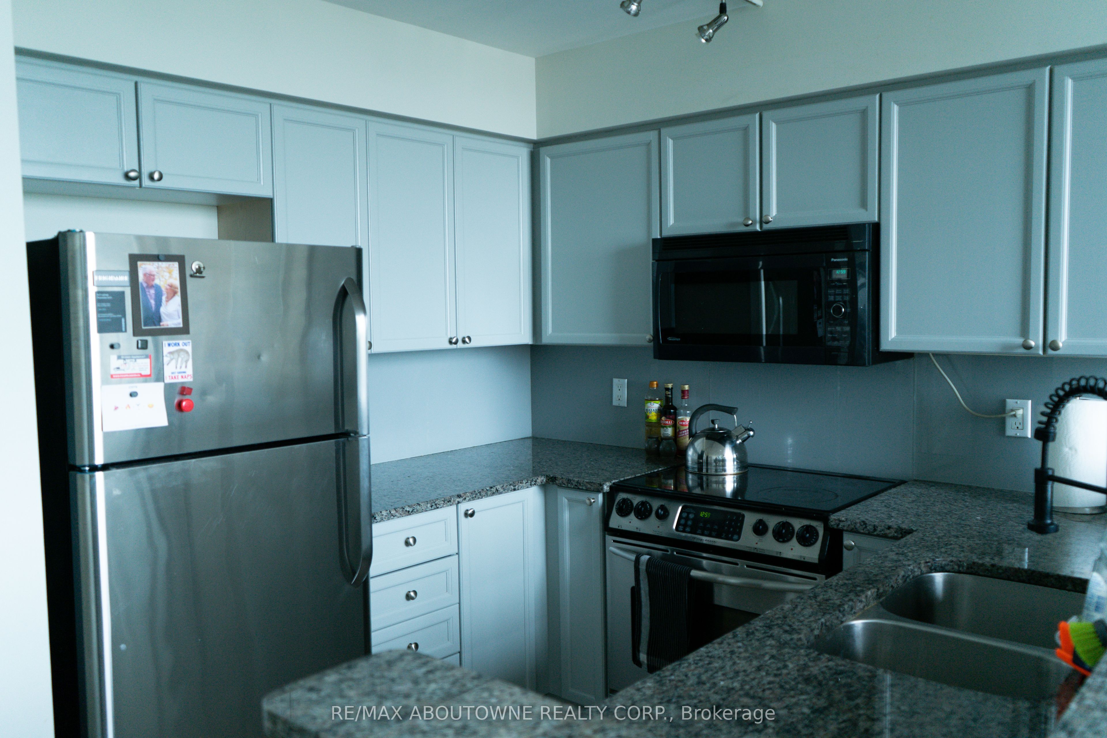 250 Manitoba Street 814