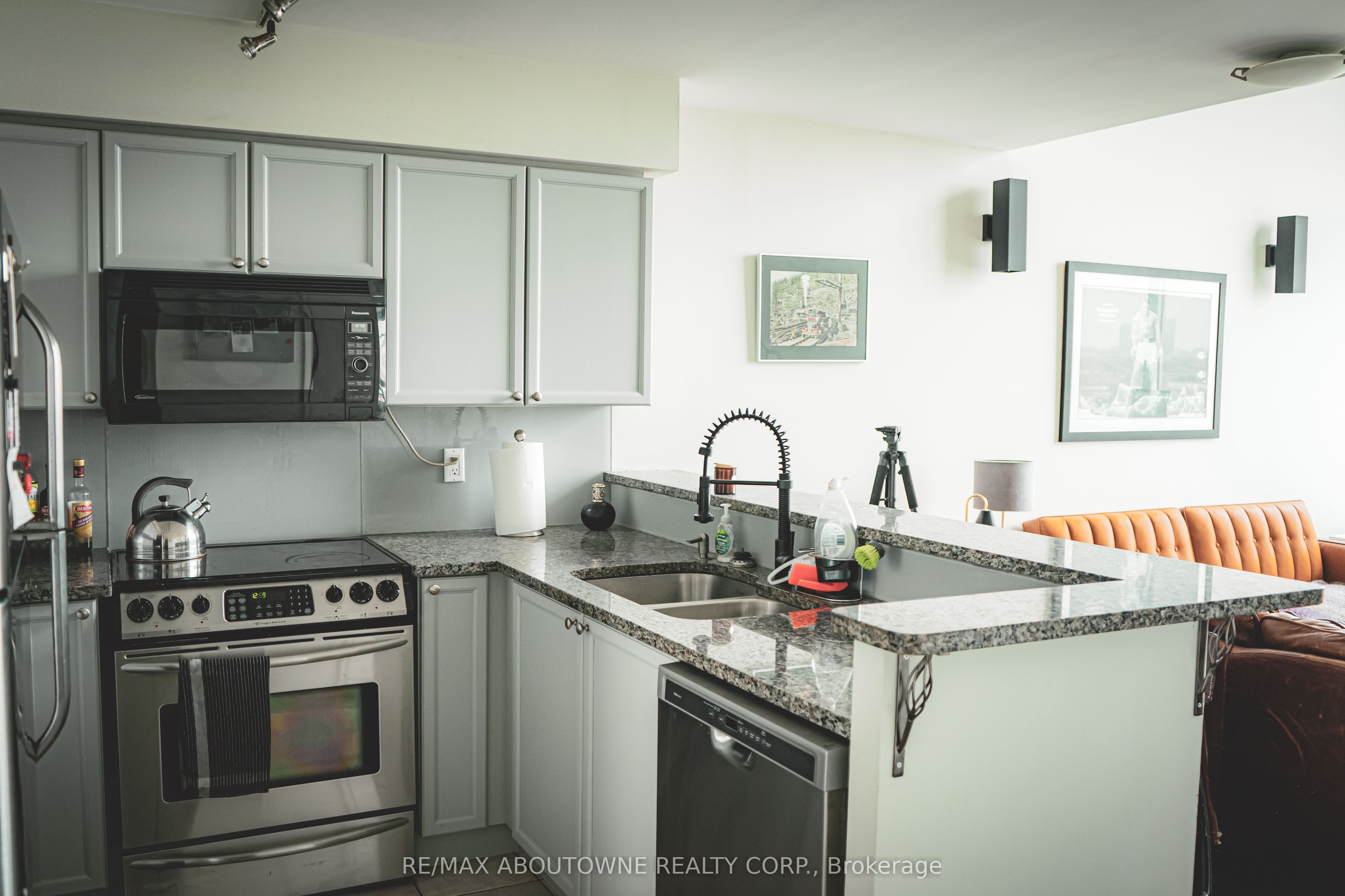 250 Manitoba Street 814