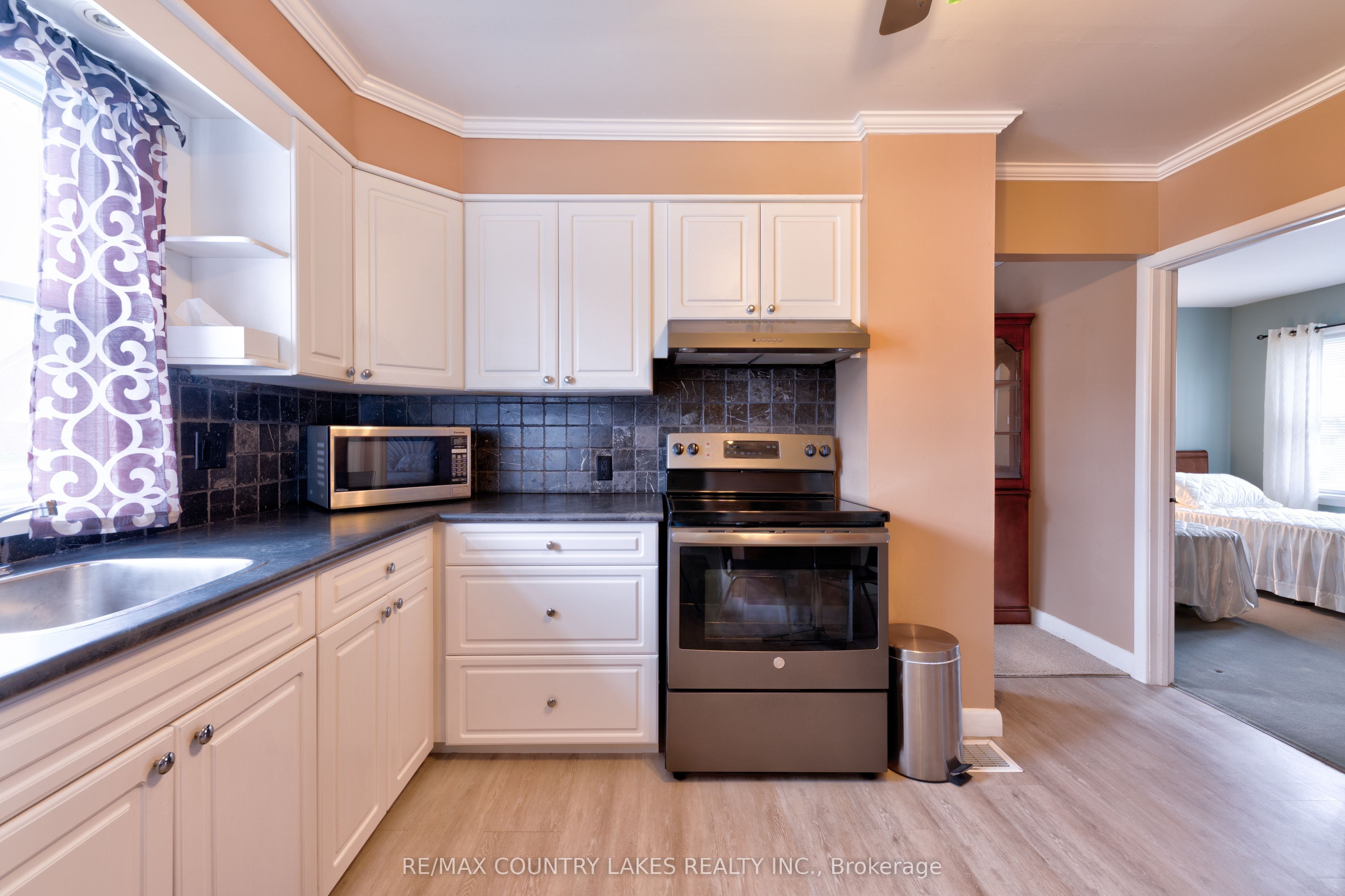 104 Laidlaw Street S