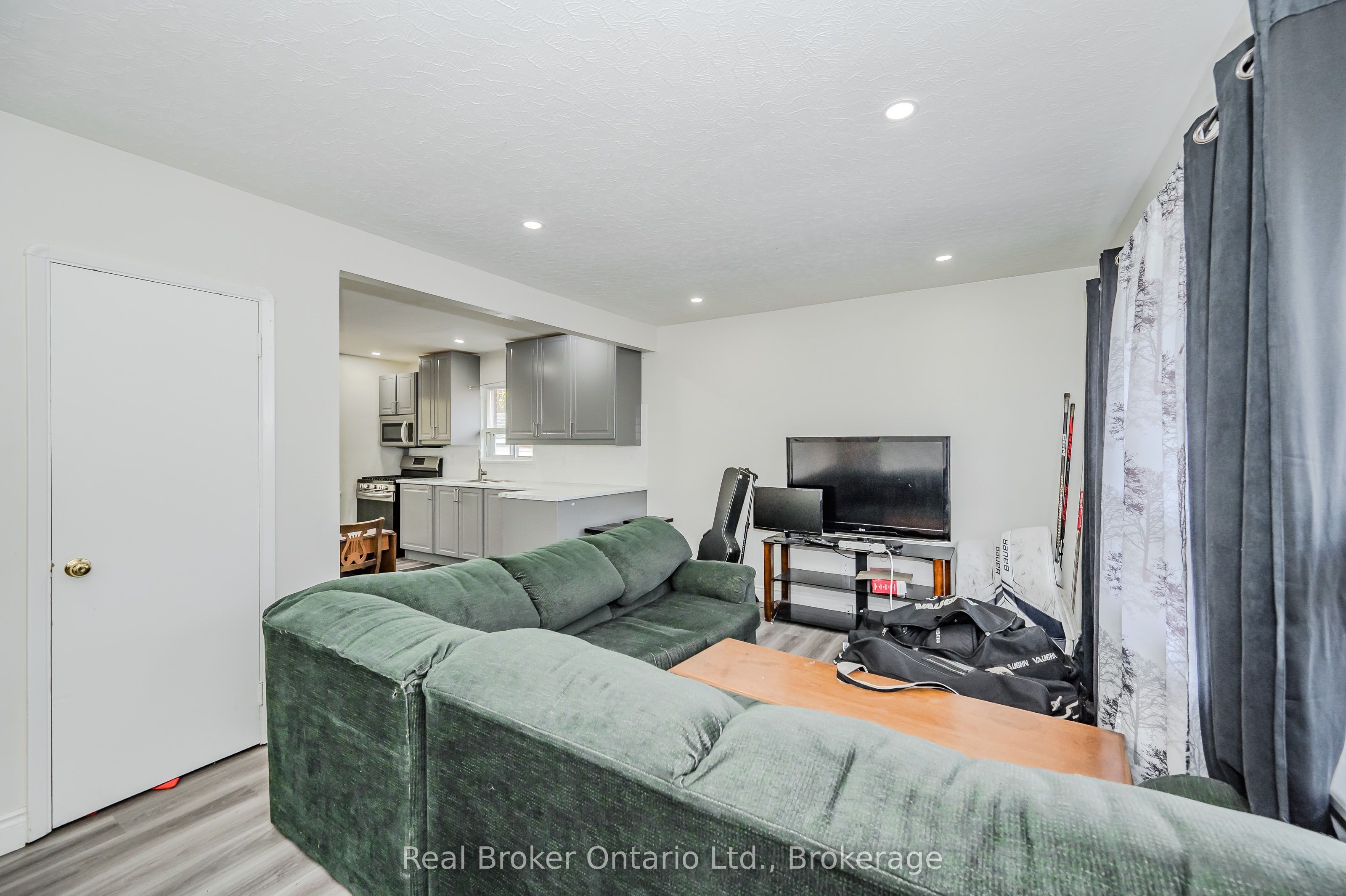 112 Victoria Road N