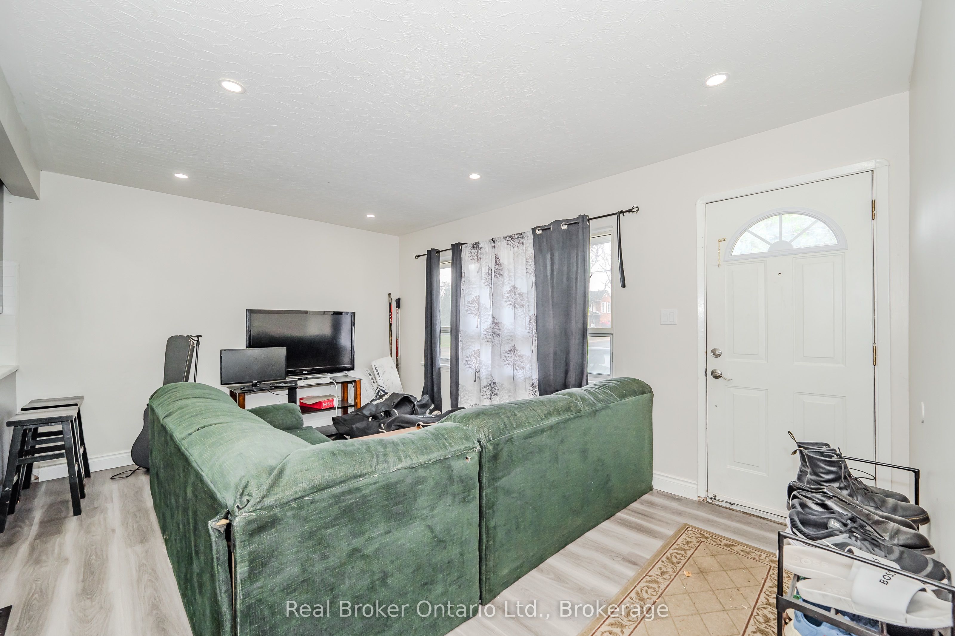 112 Victoria Road N