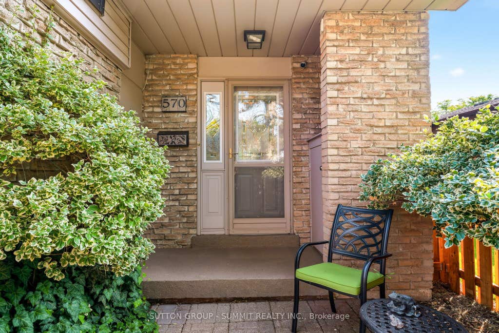 Photo of 570 Forestwood Crescent, Burlington, ON L7L 4K3 (MLS # W13433486)