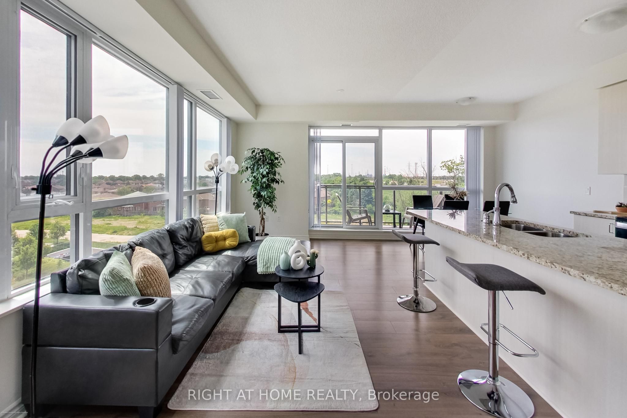 349 Rathburn Road W 515