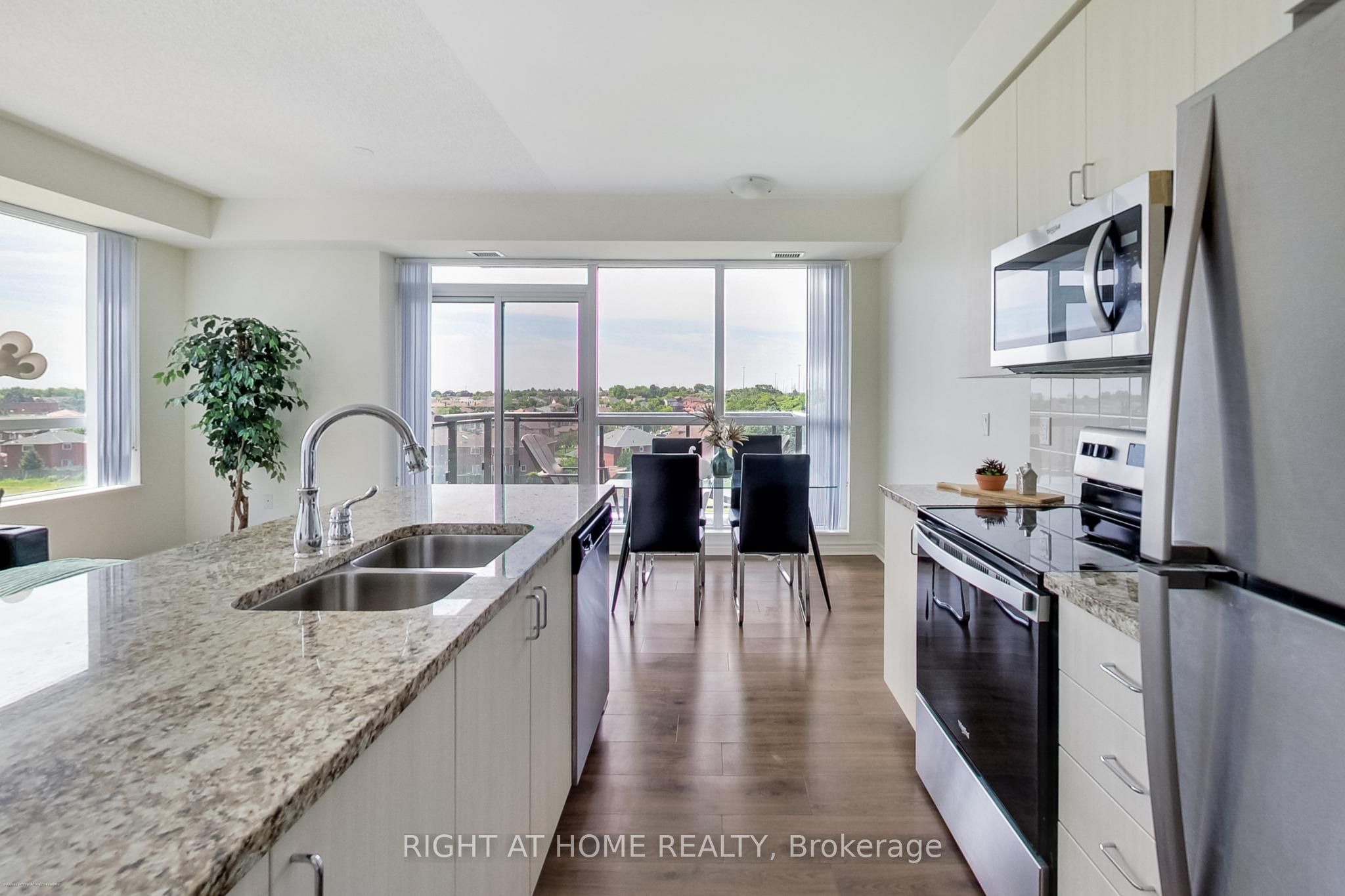 349 Rathburn Road W 515