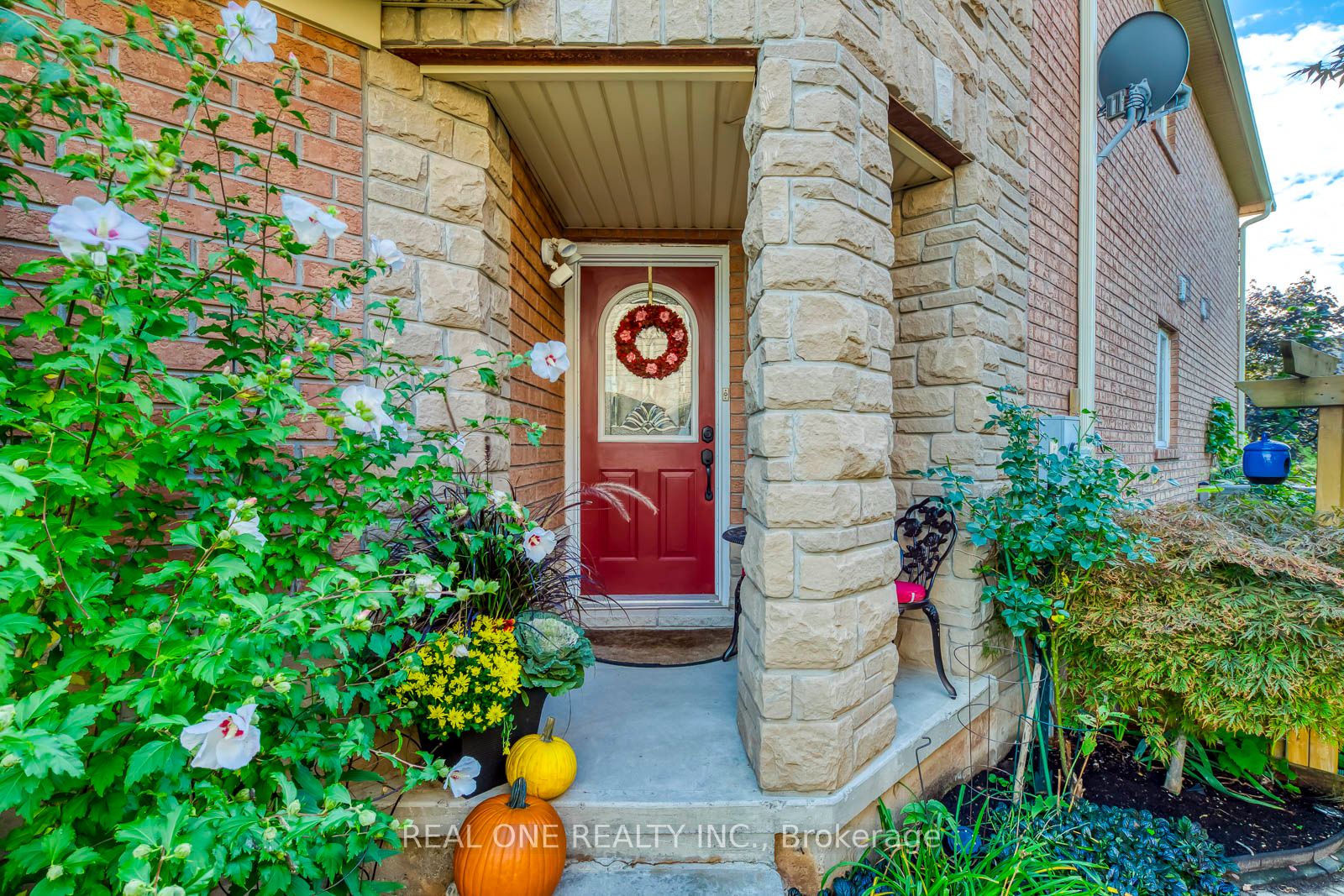 2112 Redstone Crescent