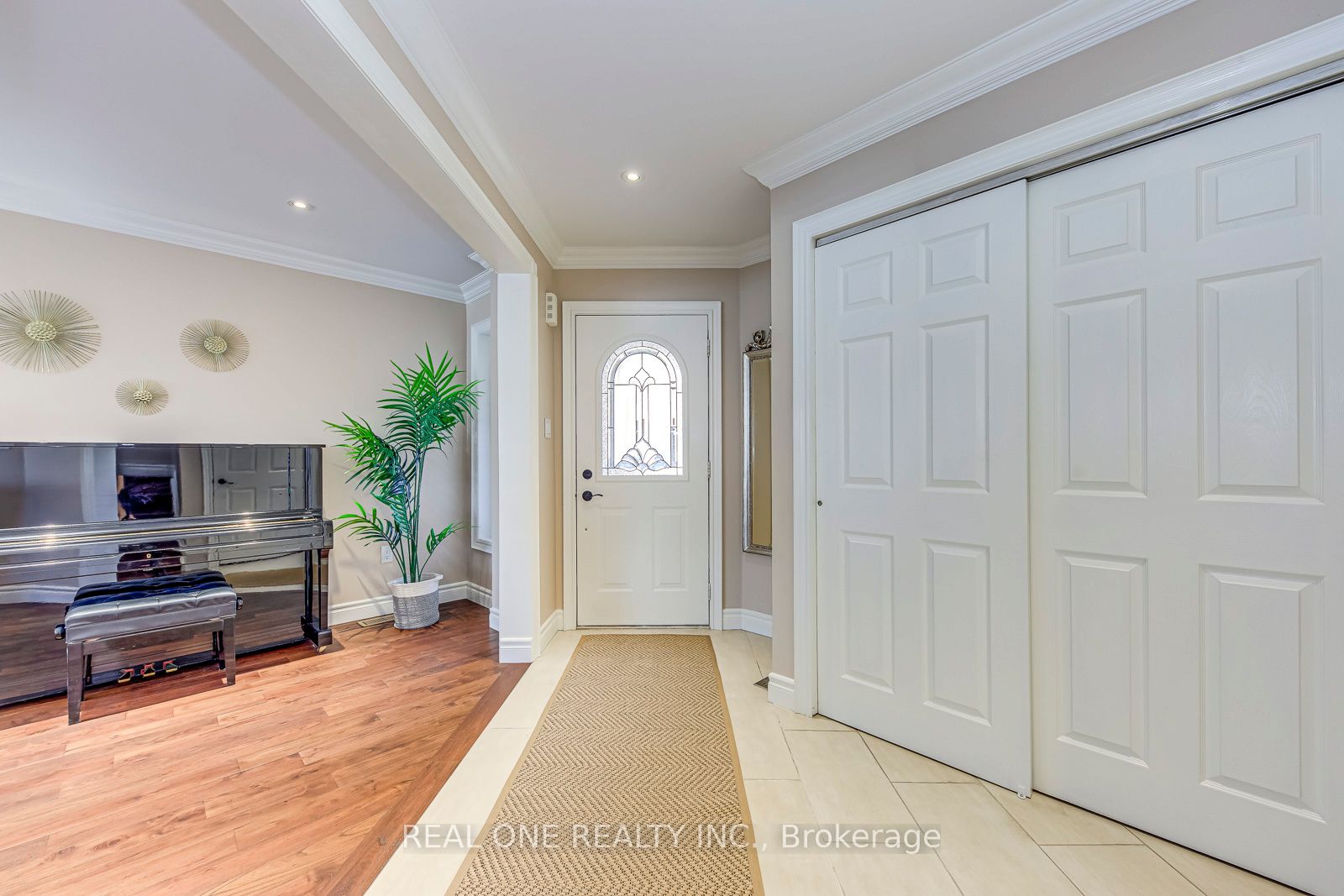 2112 Redstone Crescent