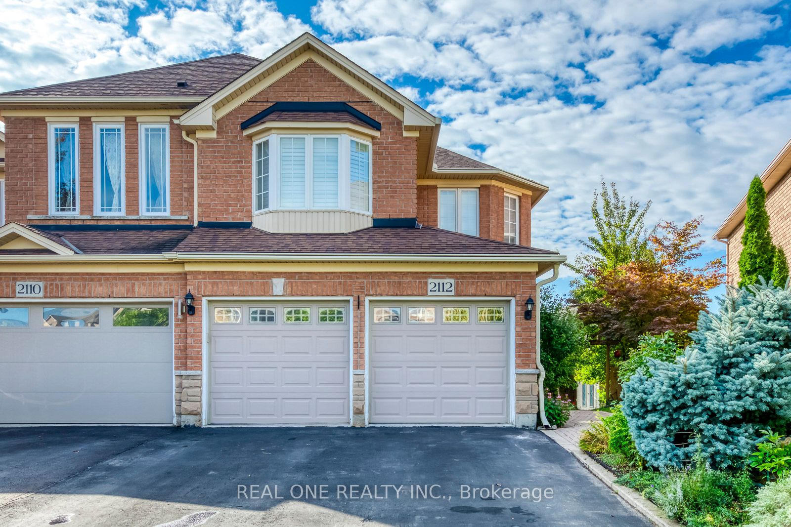 2112 Redstone Crescent