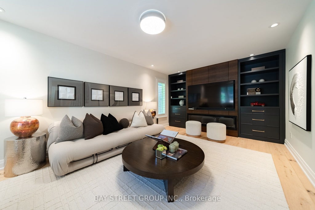 Photo of 2366 Devon Road, Oakville, ON L6J 5T6 (MLS # W13669618)