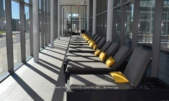 105 The Queensway N/A 1010