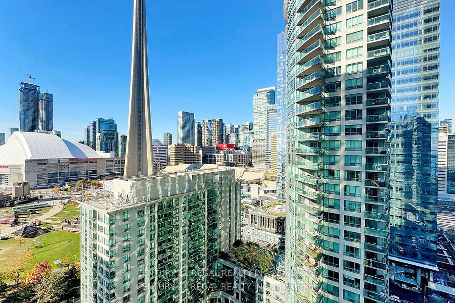 19 Grand Trunk Crescent 2706