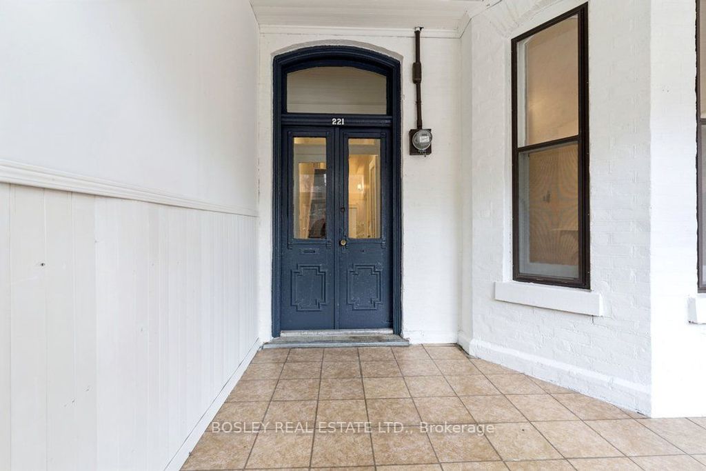 Photo of 221 Beverley Street, Toronto, ON M5T 1Z4 (MLS # C13000004)