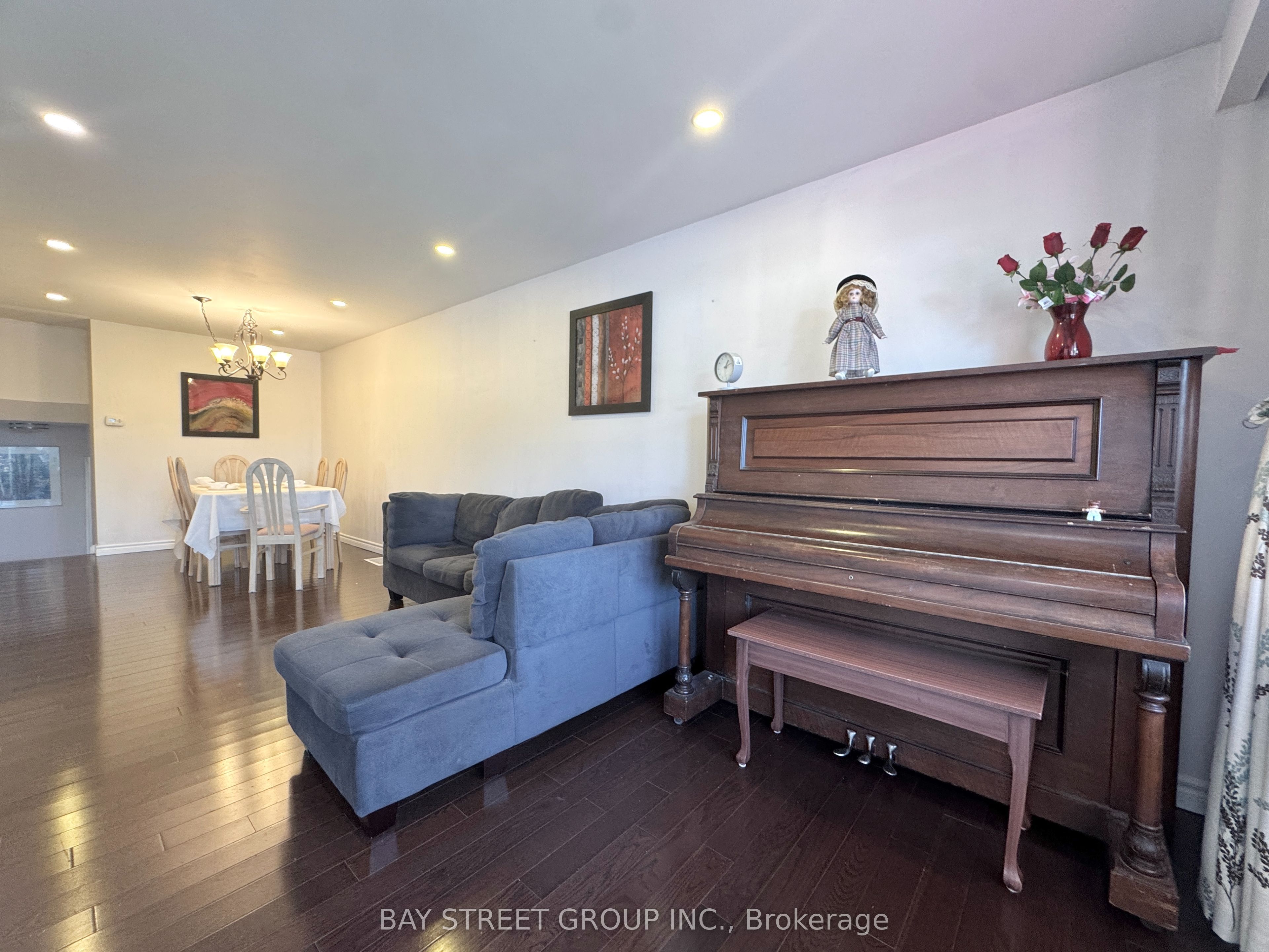 43 Sherwood Forest Drive Main Floor
