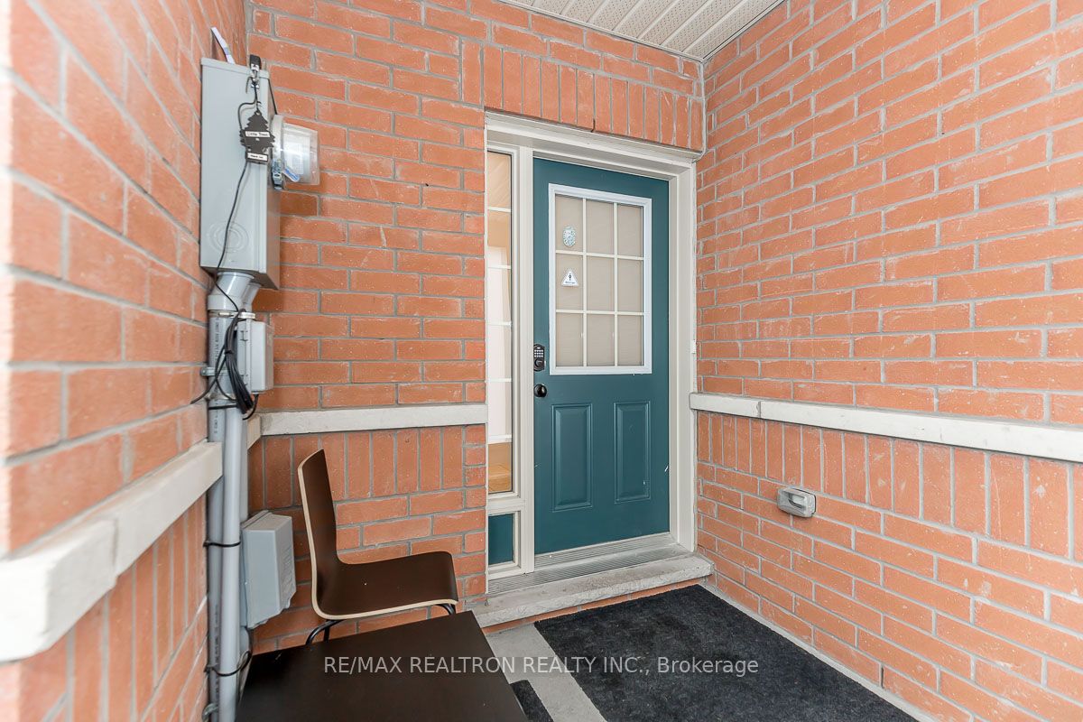 28 Donald Buttress Boulevard W