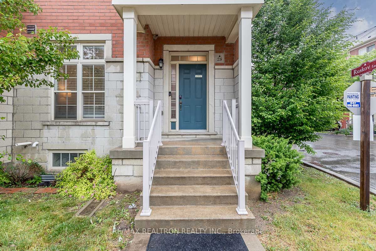 28 Donald Buttress Boulevard W