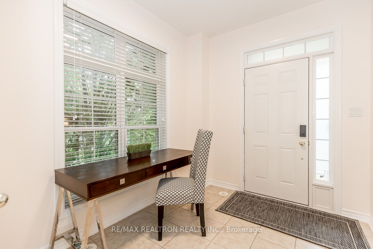 28 Donald Buttress Boulevard W