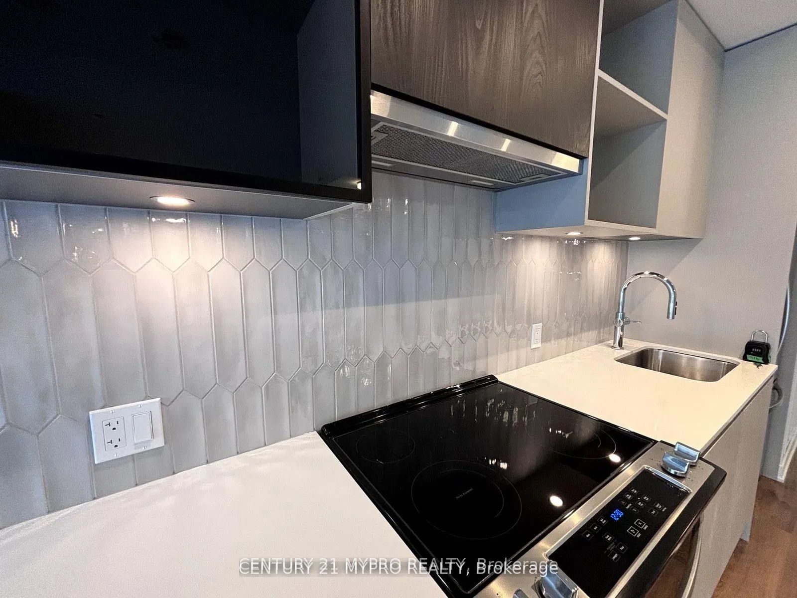 405 Dundas Street W 716