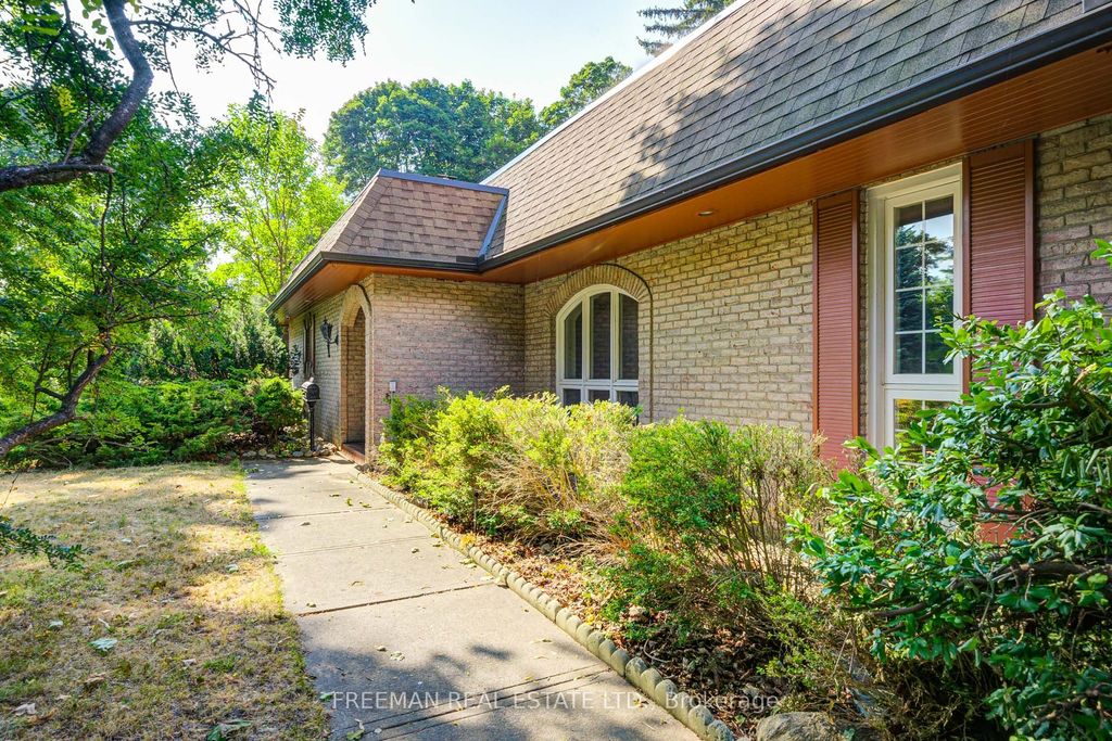 Photo of 1528 Knareswood Drive, Mississauga, ON L5H 2M1 (MLS # W12588322)