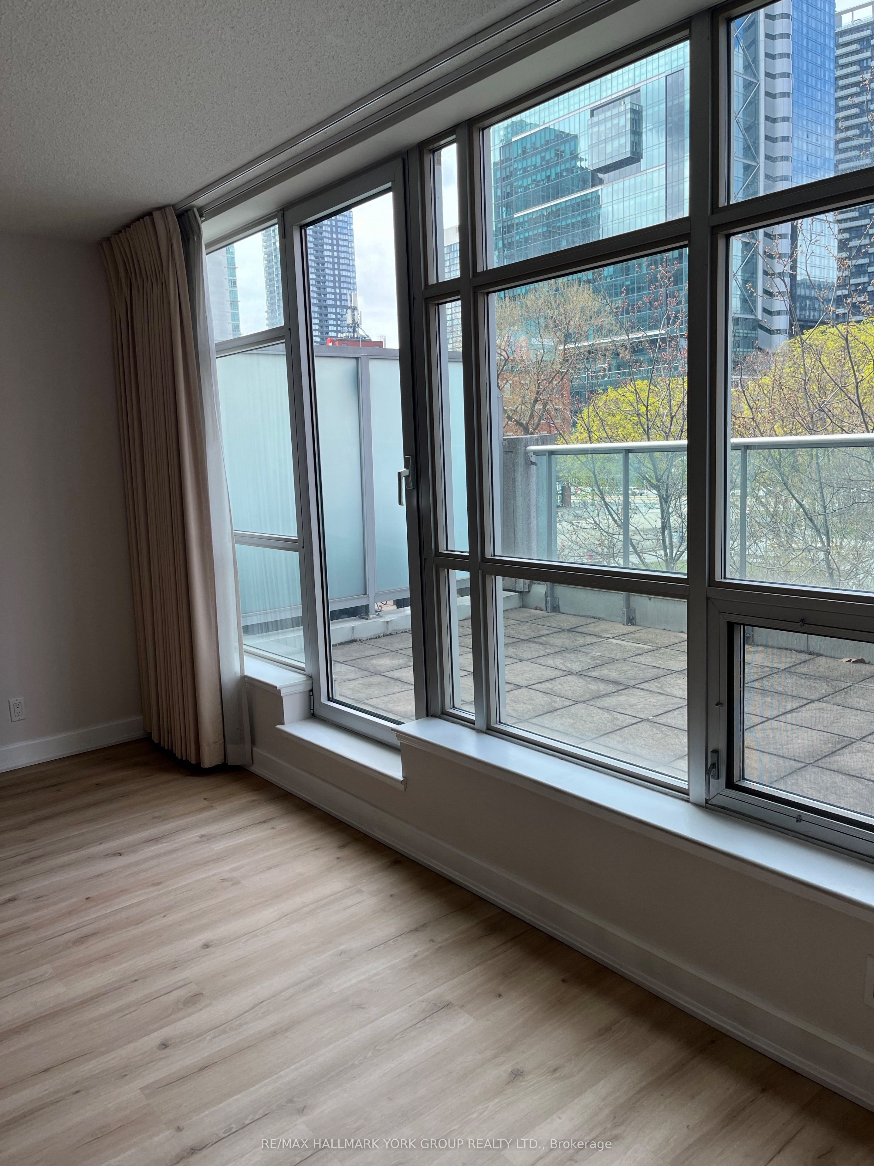 350 Wellington Street W 304