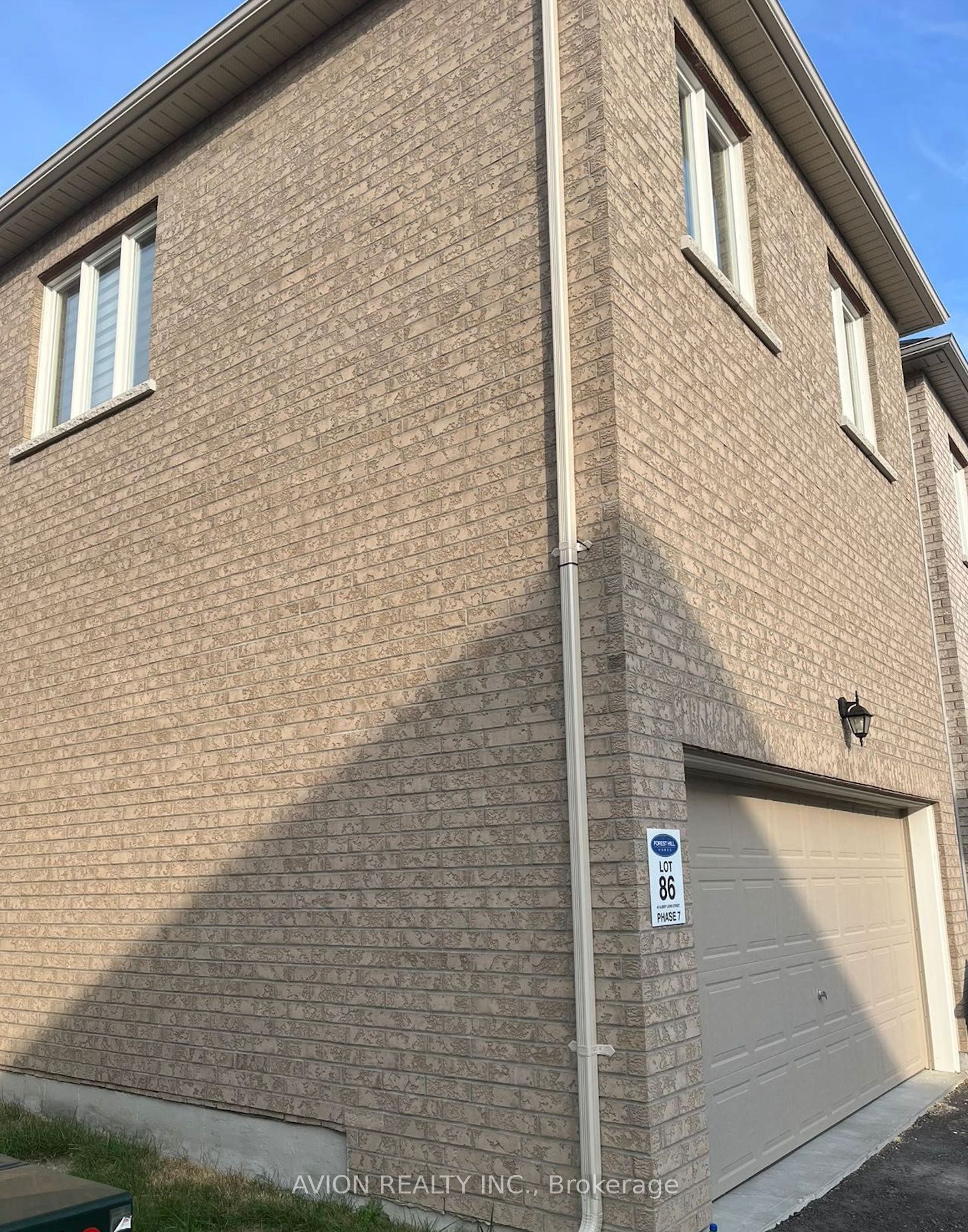 45 Albert Lewis Street coach