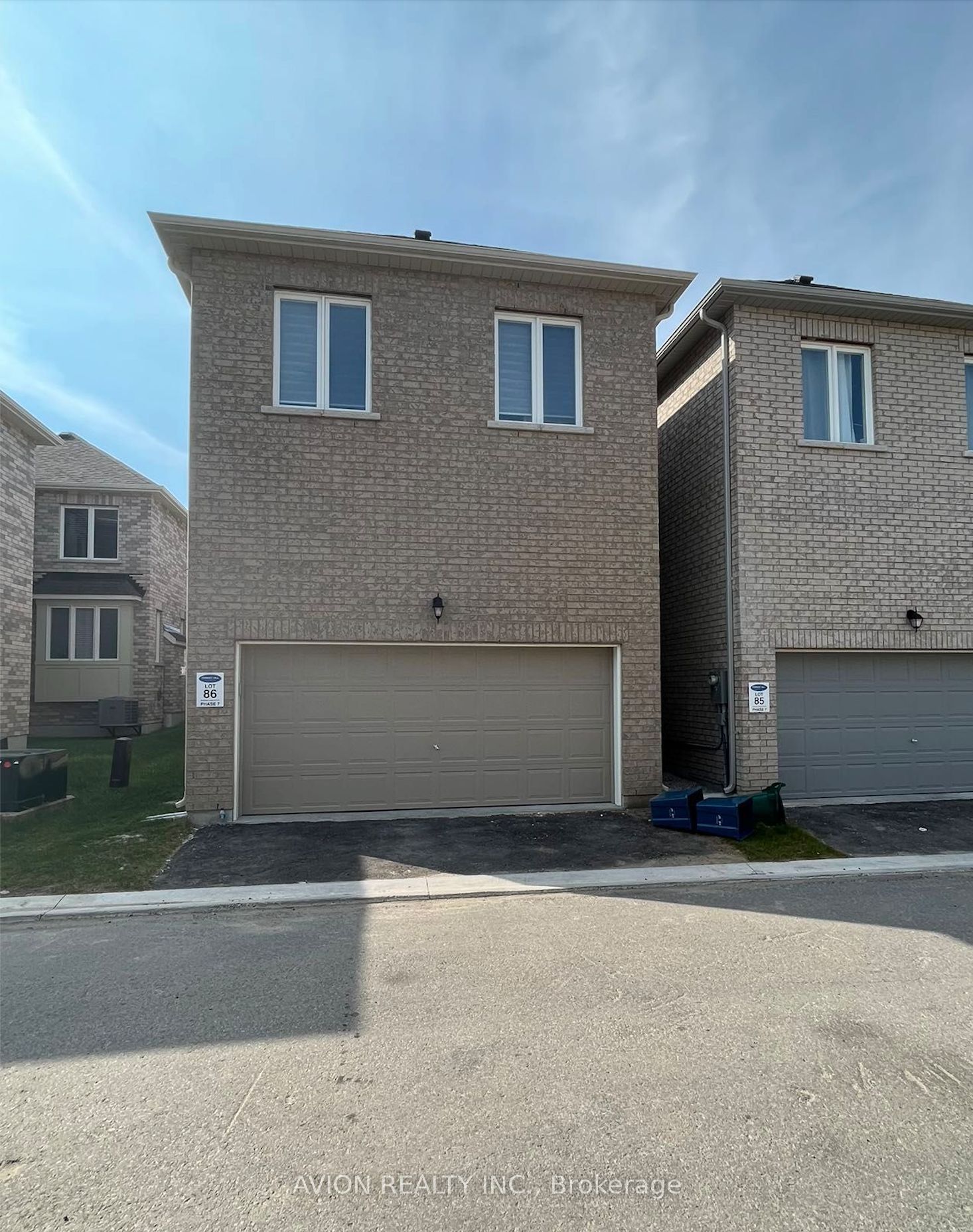 45 Albert Lewis Street coach