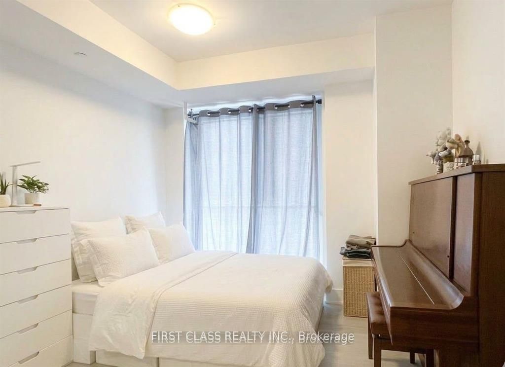200 Bloor Street W 1405