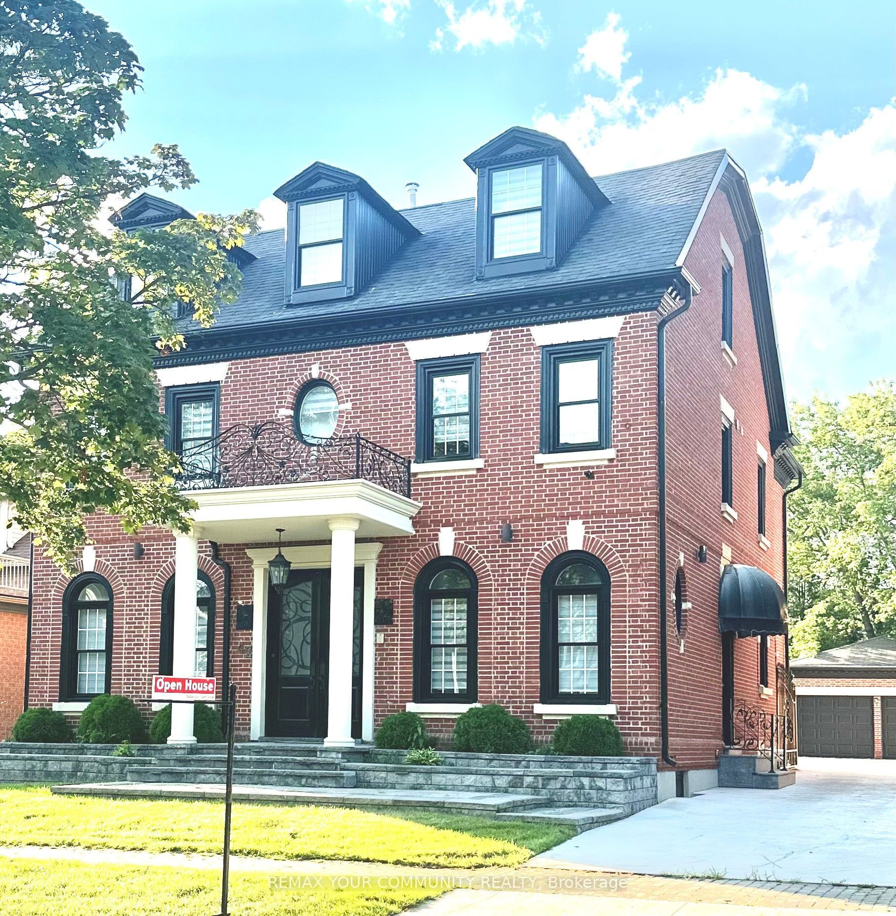 Photo 1 of 41 — 42 Oatlands Crescent, Richmond Hill, ON L4C 9P2