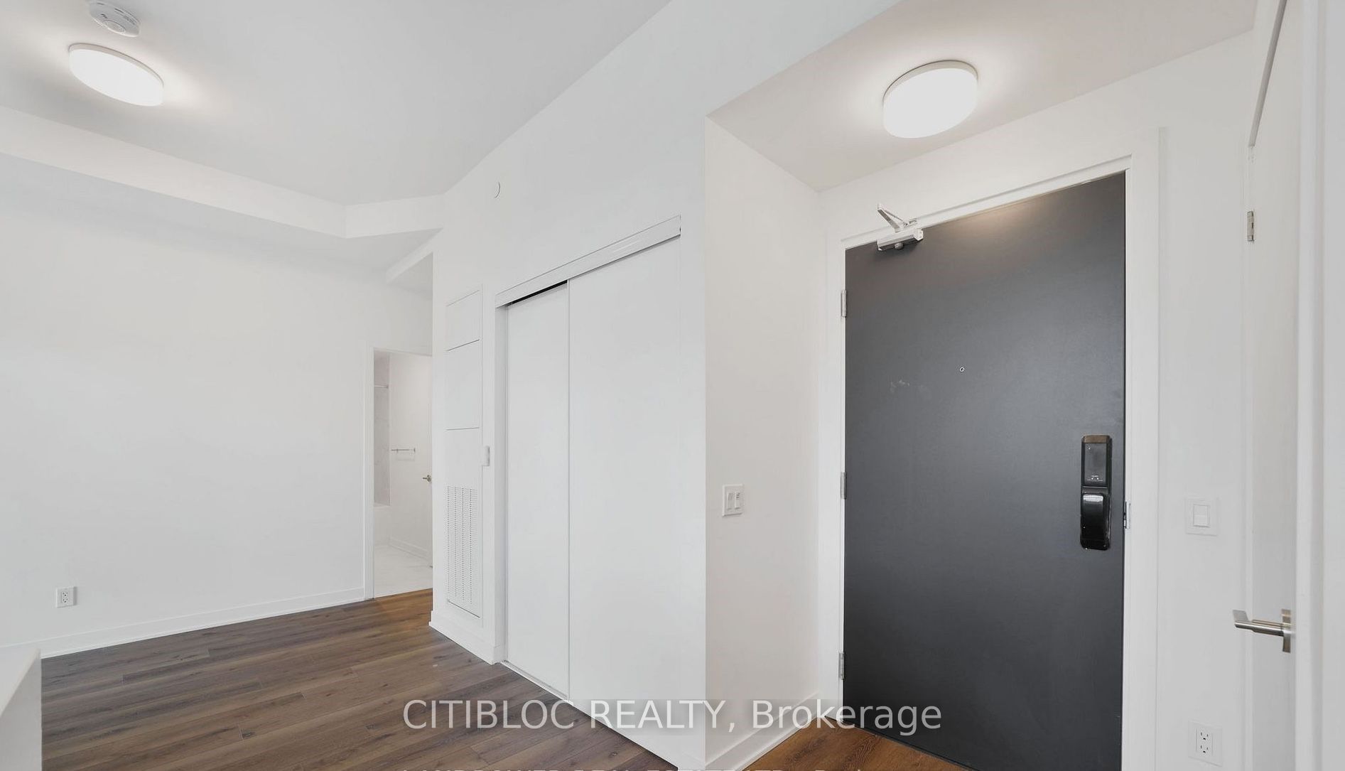 405 Dundas Street W PH09