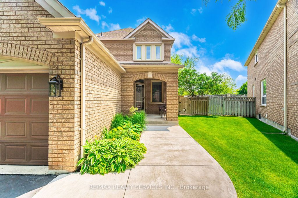 Photo of 8 Inwood Place, Brampton, ON L6R 1T2 (MLS # W12587412)